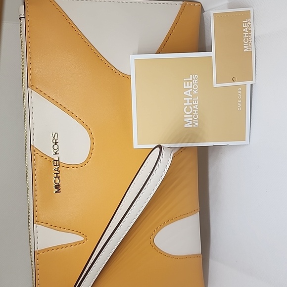 MICHAEL KORS LARGE WRISTLET BEAUTIFUL & 2 MK FRAGRANCES. (NWT) Dust bag - Picture 4 of 10